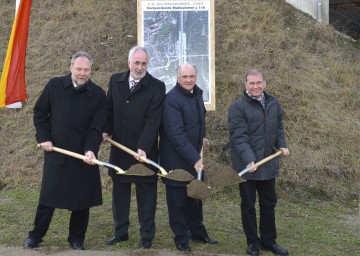 NÖ Straßenbaudirektor DI Peter Beiglböck, der Herzogenburger Bürgermeister Franz Zwicker, LH Dr Erwin Pröll, und DI Alois Schedl von der ASFINAG (v.l.n.r.) setzen heute den Spatenstich für die neue S 33 Anschlussstelle \"Herzogenburg Stadt\".