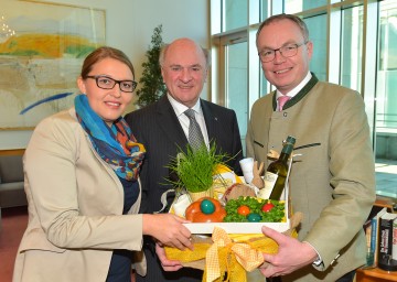 Freuen sich auf den ersten Oster-Erlebnismarkt im Palais Niederösterreich: Mag. (FH) Christina Mutenthaler, Leiterin der Kulinarik-Initiative „So schmeckt Niederösterreich“, Landeshauptmann Dr. Erwin Pröll und Agrar-Landesrat Dr. Stephan Pernkopf. (v.l.n.r.)