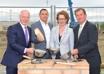 Im Bild von links nach rechts: ecoplus-Geschäftsführer Helmut Miernicki, Eurofins-Geschäftsführer Michael Huppmann, Landesrätin Christiane Teschl-Hofmeister, Bürgermeister Herbert Janschka