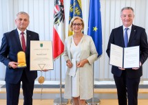 Der ehemalige Landesamtsdirektor-Stellvertreter Johann Lampeitl, Landeshauptfrau Johanna Mikl-Leitner und der neue Landesamtsdirektor-Stellvertreter Gerhard Dafert.