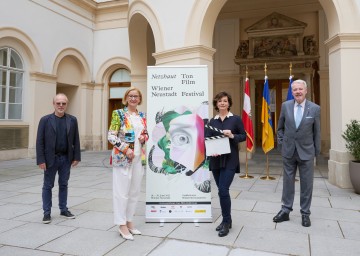 Präsentierten das Programm des „Netzhaut – Ton-Film-Festival 2021“:  Fabian Eder,  Landeshauptfrau Johanna Mikl-Leitner, Katharina Stemberger und Bürgermeister Klaus Schneeberger (v.l.n.r.)<br />
