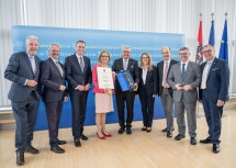 (v.l.) Bürgermeister Wr. Neustadt Klaus Schneeberger, Landtagspräsident Karl Wilfing, Landesrat Jochen Danninger, Landeshauptfrau Johanna Mikl-Leitner, der Jubilar Gemeindebundpräsident Österreich Alfred Riedl, Landesrätin Ulrike Königsberger-Ludwig, NÖ Gemeindebundpräsident Johannes Pressl, Landesrat Ludwig Schleritzko und Vizepräsident Österreichischer Gemeindebund Rupert Dworak.