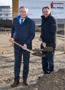 LH-Stellvertreter Dr. Stephan Pernkopf und St. Pöltens Bürgermeister Mag. Matthias Stadler beim Spatenstich für den NÖ Landeskindergarten im Süden der Landeshauptstadt (v.l.n.r.)
