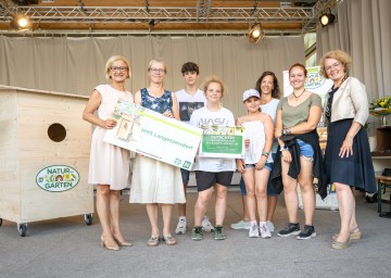 Landeshauptfrau Johanna Mikl-Leitner und Landesrätin Christiane Teschl-Hofmeister überreichen der Sieger-Schule NMS Langenzersdorf ihren Preis für den 1. Platz bei der Schulaktion Nistkästen.