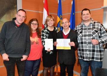 Thomas Grimm (Jugend am Werk), Iris Grasel (Caritas Wien), Sozial-Landesrätin Barbara Schwarz, Andreas Zehetner (Lebenshilfe NÖ) und Robert Kapolnai (Caritas Wien) mit der neuen Wahlbroschüre in „Leichter Lesen“ (v.l.n.r.)