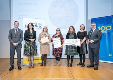 (vlnr) Roman Zehetmayer und Ursula Liebmann (Treffpunkt Bibliothek), Team der Stadtbibliothek Traiskirchen, Tina Reiter (Tyroliaverlag), LR Ludwig Schleritzko
