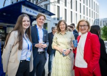 Landeshauptfrau Johanna Mikl-Leitner und Bundesministerin Clauia Bauer mit Teilnehmenden des Europa-Forum Wachau.