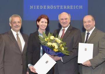 Feier für 25-, 30- und 40-jährige Dienstjubiläen im NÖ Landesdienst im Festspielhaus St. Pölten: Dr. Johann Freiler, Obmann der NÖ Zentralpersonalvertretung, Karina Platzer, Landesklinikum Wiener Neustadt (25-jähriges Dienstjubiläum), Landeshauptmann Dr. Erwin Pröll und Dr. Heinz Zimper, Bezirkshauptmann von Baden (40-jähriges Dienstjubiläum) (von links nach rechts).