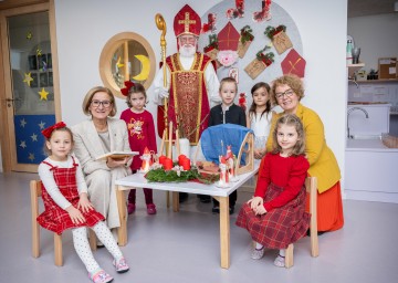 Landeshauptfrau Johanna Mikl-Leitner und Landesrätin Christiane Teschl-Hofmeister betonen die Bedeutung von Nikolausfeiern in NÖ Kindergärten.