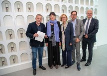 Direktor Christian Bauer, Renate Bertlmann, Landeshauptfrau Johanna Mikl-Leitner, Kurator Günther Oberhollenzer und Bürgermeister Reinhard Resch in der neuen Landesgalerie Niederösterreich in Krems, zwei Tage vor deren Eröffnung (v.l.n.r.)