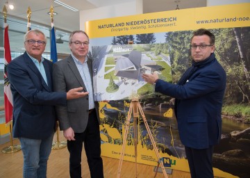 LH-Stellvertreter Dr. Stephan Pernkopf, flankiert von Dr. Gerhard Heilingbrunner (links) und dem Architekten DI Christoph Maurer (rechts) präsentierte in St. Pölten die Pläne für das WeltNaturerbe-Zentrum in Lunz am See.