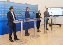 Pressekonferenz im NÖ Landhaus mit Landeshauptfrau Johanna Mikl-Leitner (2. v. r.), LH-Stellvertreter Stephan Pernkopf (2. v. l.), EVN-Vorstandssprecher Stefan Szyszkowitz und IV-Chefökonom Christian Helmenstein.