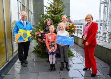 Von rechts  nach links: Landeshauptfrau Johanna Mikl-Leitner, Elisabeth Pfeiffer (Mutter), Marlene Pfeiffer (Schwester), Klara Pfeiffer (Siegerin), Cäcilia Pfeiffer (Oma) und Christoph Kainz, Präsident des NÖ Zivilschutzverbandes