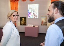 Landeshauptfrau Johanna Mikl-Leitner beim Ausstellungsrundgang mit Kurator Dominik Heher.