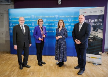 Erfolgsbilanz der „Core Facility“ in Krems: Rektor Rudolf Mallinger, Landeshauptfrau Johanna Mikl-Leitner, Vizerektorin Viktoria Weber und Institutsleiter Harald Hundsberger (von links nach rechts).