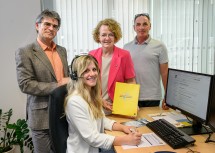 (v.l.n.r.): Sozial-Landesrätin Christiane Teschl-Hofmeister (3.v.l.) mit dem Team der NÖ Pflegehotline: Pflegehotline-Leiter Gerhard Heilig, Ines Frank und Gerhard Wiedra.