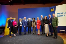 Von links nach rechts: Landesrat Gottfried Waldhäusl, Steffi Burkhart, Landesrätin Ulrike Königsberger-Ludwig, LH-Stellvertreter Franz Schnabl, David Bosshart, Diana Kinnert, Landeshauptfrau Johanna Mikl-Leitner, Landesrat Martin Eichtinger, Landesrätin Christiane Teschl-Hofmeister, Landesrat Jochen Danninger und Gustav Dressler.