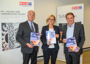 MIT NÖ-Fachgruppenobmann Veit Schmid-Schmidsfelden, Landeshauptfrau Johanna Mikl-Leitner und WKNÖ-Präsident Wolfgang Ecker mit dem Positionspapier.