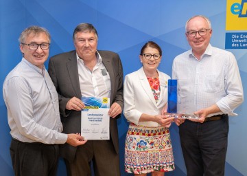 (v.l.n.r.) Herbert Greisberger (eNu), Gemeinderat Udo Sacher, Bürgermeisterin Theresienfeld Ingrid Klauninger und LH-Stellvertreter Stephan Pernkopf.