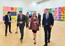 Albertina-Generaldirektor Klaus Albrecht Schröder, Landeshauptfrau Johanna Mikl-Leitner und der Klosterneuburger Bürgermeister Christoph Kaufmann beim Museumsrundgang anlässlich der Eröffnung.