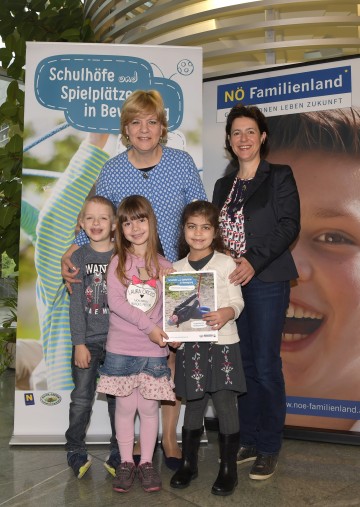 Landesrätin Barbara Schwarz und Barbara Trettler, Geschäftsführerin der NÖ Familienland GmbH, freuen sich mit den Kindern Tobias, Theresa und Eda über die vielen schönen Bewegungs- und Begegnungsräume, die im Projektbericht zur Förderkation präsentiert werden. (v.l.n.r.)