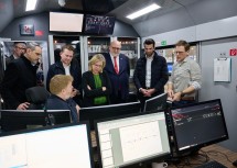 Landtagsabgeordneter Florian Krumböck, Ministerin Leonore Gewessler, ÖBB CEO Andreas Matthä und LH-Stellvertreter Udo Landbauer bei der Testfahrt mit dem Railchecker-Zug.