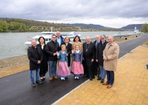 Melks Hafenspitz ist rechtzeitig zum Tourismusstart fertig geworden. Landeshauptfrau Johanna Mikl-Leitner mit Ehren- und Festgästen bei der Eröffnung.