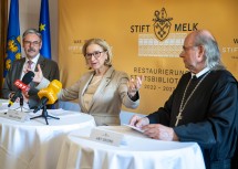 Bei der Pressekonferenz in der Prälatur des Stiftes Melk (v.l.n.r.): Präsident Erwin Hameseder, Landeshauptfrau Johanna Mikl-Leitner und Abt Georg Wilfinger.