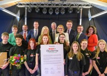 Landeshauptfrau Johanna Mikl-Leitner beim Gruppenfoto nach der Unterzeichnung des Memorandums.