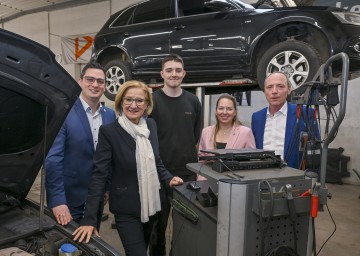 Landeshauptfrau Johanna Mikl-Leiter auf Betriebsbesuch beim Autohaus Senker in Melk.
