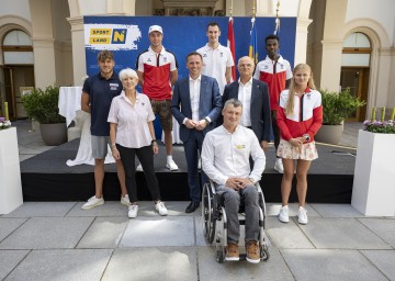 v.l. Oben: Gustav Gustenau, Stefan Fegerl, Lemawork Ketema Weldearegaye
<br />
Mitte: Christopher Rothbauer, ÖPC-Präsidentin Maria Rauch-Kallat, Sportlandesrat Jochen Danninger, ÖOC-Präsident Dr. Karl Stoss, Marlene Kahler
<br />
Unten: Josef Riegler