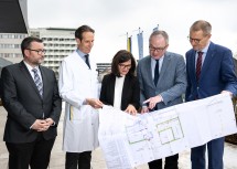 Bei den Plänen des neuen Haus D im UK St. Pölten: (v.l.) Gottfried Feiertag, Vorsitzender Zentralbetriebsrat, Dr. Peter Götzinger, Leitung Klinische Abteilung Chirurgie, UK St. Pölten, Pflegedirektorin UK St. Pölten Michaela Gansch, LH-Stellvertreter Stephan Pernkopf und Alfred Zens, Vorstand NÖ Landesgesundheitsagentur.