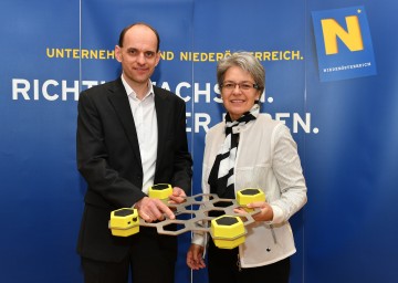 Neue Digitalisierungsstrategie für das Land Niederösterreich vorgestellt. Im Bild von links nach rechts: Hans-Peter Buber von der Firma Microtronics und Landesrätin Petra Bohuslav