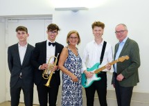 Schulband „Fret Boys“ aus Bad Vöslau musizierte bei der festlichen Eröffnung: Matthias Friedel, Jacob Sauer, Landeshauptfrau Johanna Mikl-Leitner, Aaron Völkerer und LH-Stellvertreter Stephan Pernkopf (v.l.n.r.)  