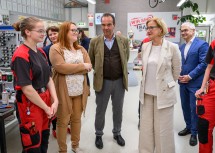 Landeshauptfrau Johanna Mikl-Leitner mit den engagierten Lehrlingen von Baumit in Wofping.