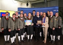 Landeshauptfrau Johanna Mikl-Leitner mit Bürgermeister Friedrich Schechtner und einer Abordnung der Waldviertler Grenzlandkapelle der Stadtgemeinde Hardegg, die die Feier musikalisch begleitet haben.