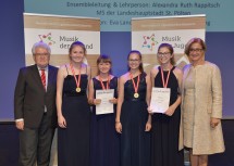Abschlusskonzert und Preisverleihung - Bundeswettbewerb prima Ia musica 2017. Im Bild von links nach rechts: Universitätsprofessor Paul Roczek, Katharina Auer, Valerie Ettenauer, Katja Lomoschitz, Johanna Lomoschitz und Landeshauptfrau Johanna Mikl-Leitner