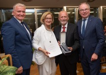 Günther Leichtfried mit dem "Großen gläsernen Leopold", flankiert von Landeshauptfrau Johanna Mikl-Leitner und den LH-Stellvertretern Stephan Pernkopf und Franz Schnabl