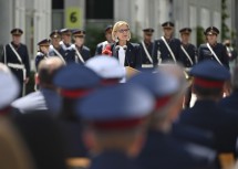 Landeshauptfrau Johanna Mikl-Leitner bei ihrer Festrede am Traisenplatz.