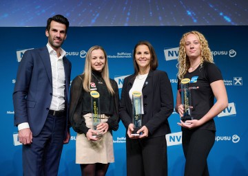 Im Bild von links nach rechts: LH-Stellvertreter Udo Landbauer, Kletter-Ass Jessica Pilz, Jenny Klein vom SKN St. Pölten und die Beachvolleyball-Nachwuchssportlerin Lilli Hohenauer 