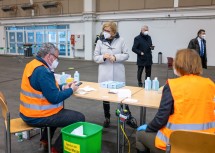 Landeshauptfrau Johanna Mikl-Leitner informierte sich bei Mitarbeitern der Teststraße in Tulln