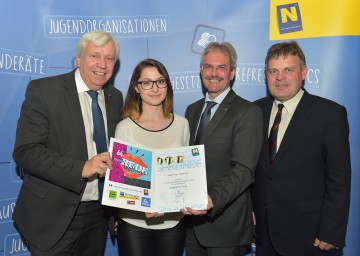 Im Bild von links nach rechts: Amtsführender Präsident des Landesschulrates für Niederösterreich Mag. Johann Heuras, Schülerin Nermina Ticevic, Landesrat Mag. Karl Wilfing, Dr. Harald Tanzer vom Stift Seitenstetten.