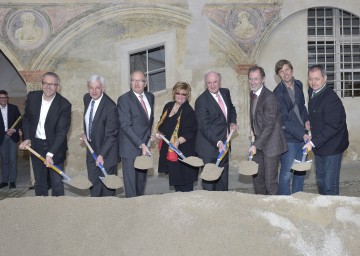 Spatenstich für Restaurierungsarbeiten am Schloss Pöggstall: Kurt Farasin, Leiter der NÖ Landesausstellung, Vizebürgermeister DI Anton Eder, Landtagsabgeordneter Karl Moser, Bürgermeisterin Margit Straßhofer, Landeshauptmann Dr. Erwin Pröll, Landeskonservator Dr. Hermann Fuchsberger, Generalplaner Ing. Stefan Wedl und der geschäftsführende Gemeinderat Gottfried Röster. (v.l.n.r.)