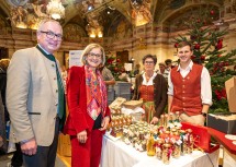 LH-Stellvertreter Stephan Pernkopf und Landeshauptfrau Johanna Mikl-Leitner beim Rundgang am Adventmarkt.