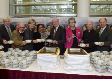 Benefiz-Suppenessen im NÖ Landhaus: Zweiter Landtagspräsident Mag. Johann Heuras, Sonnentor-Gründer und Suppenrezeptspender Johannes Gutmann, Sozial-Landesrätin Mag. Barbara Schwarz, kfb-Projektpartnerin Juana  Aydas aus Nicaragua, Landeshauptmann Dr. Erwin Pröll, die stellvertretende Vorsitzende der Katholischen Frauenbewegung der Diözese St. Pölten, Elfriede Gindl, Diözesanbischof DDr. Klaus Küng und Landeshauptmann-Stellvertreter Mag. Wolfgang Sobotka. (v.l.n.r.)