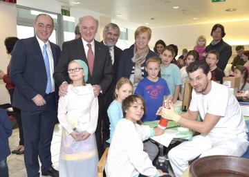 Im Bild Landeshauptmann Dr. Erwin Pröll beim Rundgang durch das Universitätsklinikum St. Pölten.