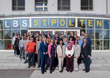Bildungs-Landesrätin Christiane Teschl-Hofmeister und Bildungsdirektor Karl Fritthum mit dem Team der LBS St. Pölten