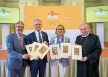 Erwin Hameseder, Innenminister Gerhard Karner, Landeshauptfrau Johanna Mikl-Leitner und Abt Georg Wilfinger (v.l.n.r.) mit Faksimile aus der Stiftsbibliothek.