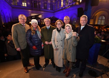 Eröffnung des 10. \"So schmeckt Niederösterreich\"-Adventmarktes mit Agrar-Landesrat Dr. Stephan Pernkopf, Schauspielerin Ulrike Beimpold, Landeshauptmann Dr. Erwin Pröll, Landeshauptmann-Stellvertreterin Mag. Johanna Mikl-Leitner, Abt Dr. Maximilian Heim, Schauspielerin Kristina Sprenger und Umweltminister DI Andrä Rupprechter 
<br />
(v.l.n.r.)