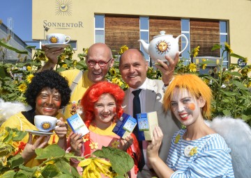 Johannes Gutmann, Gründer und Chef der „Sonnentor Kräuterhandels GmbH“, und Landeshauptmann-Stellvertreter Mag. Wolfgang Sobotka (v.l.) freuen sich über die verstärkte Kooperation von „Sonnentor“ und der Initiative „tut gut“.